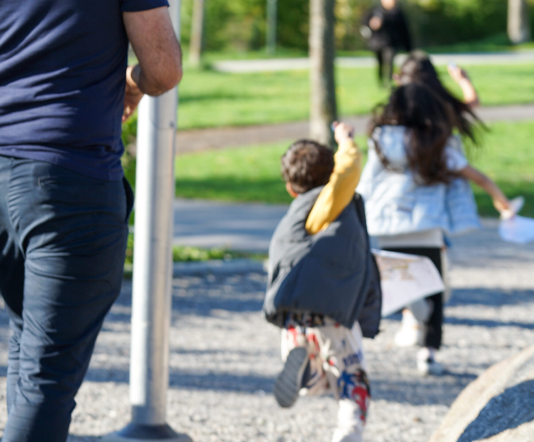 Barn som springer i parken