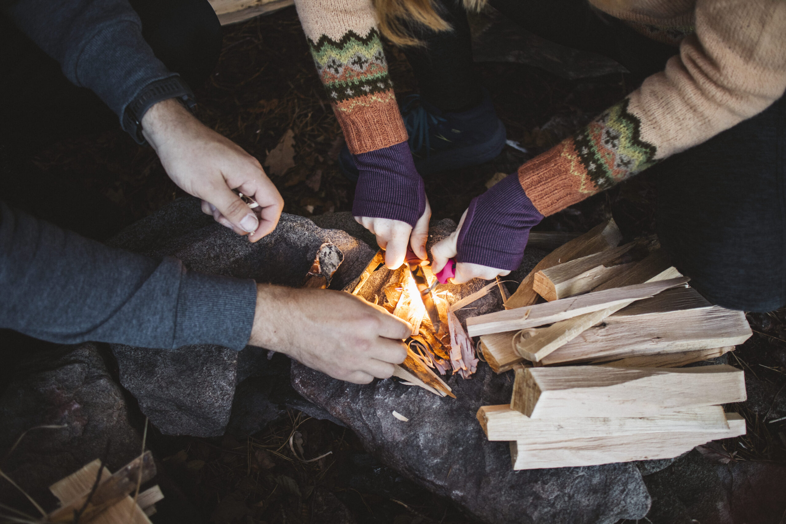 Händer som startar en eld